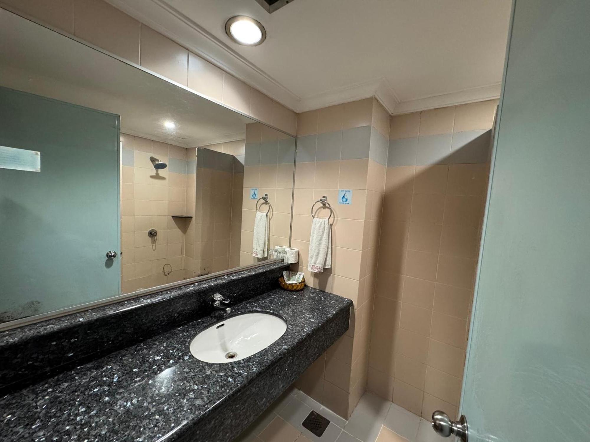 Hotel Deleeton Kota Kinabalu Kültér fotó