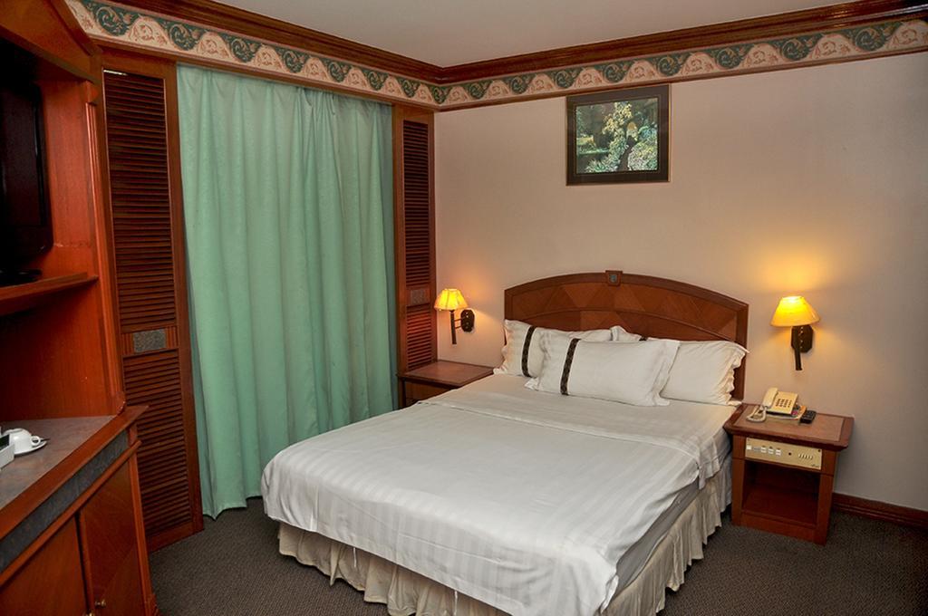 Hotel Deleeton Kota Kinabalu Szoba fotó
