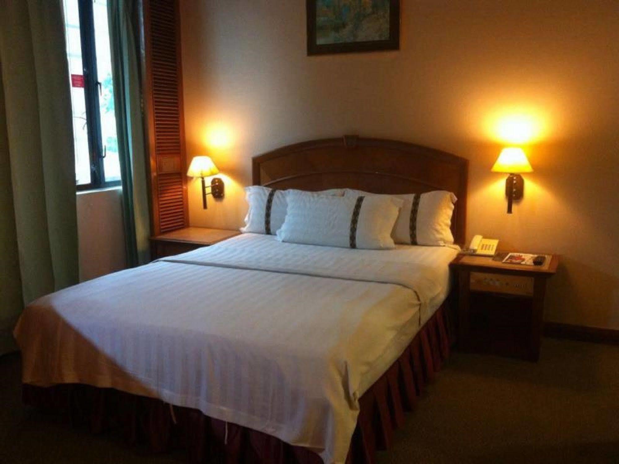 Hotel Deleeton Kota Kinabalu Kültér fotó
