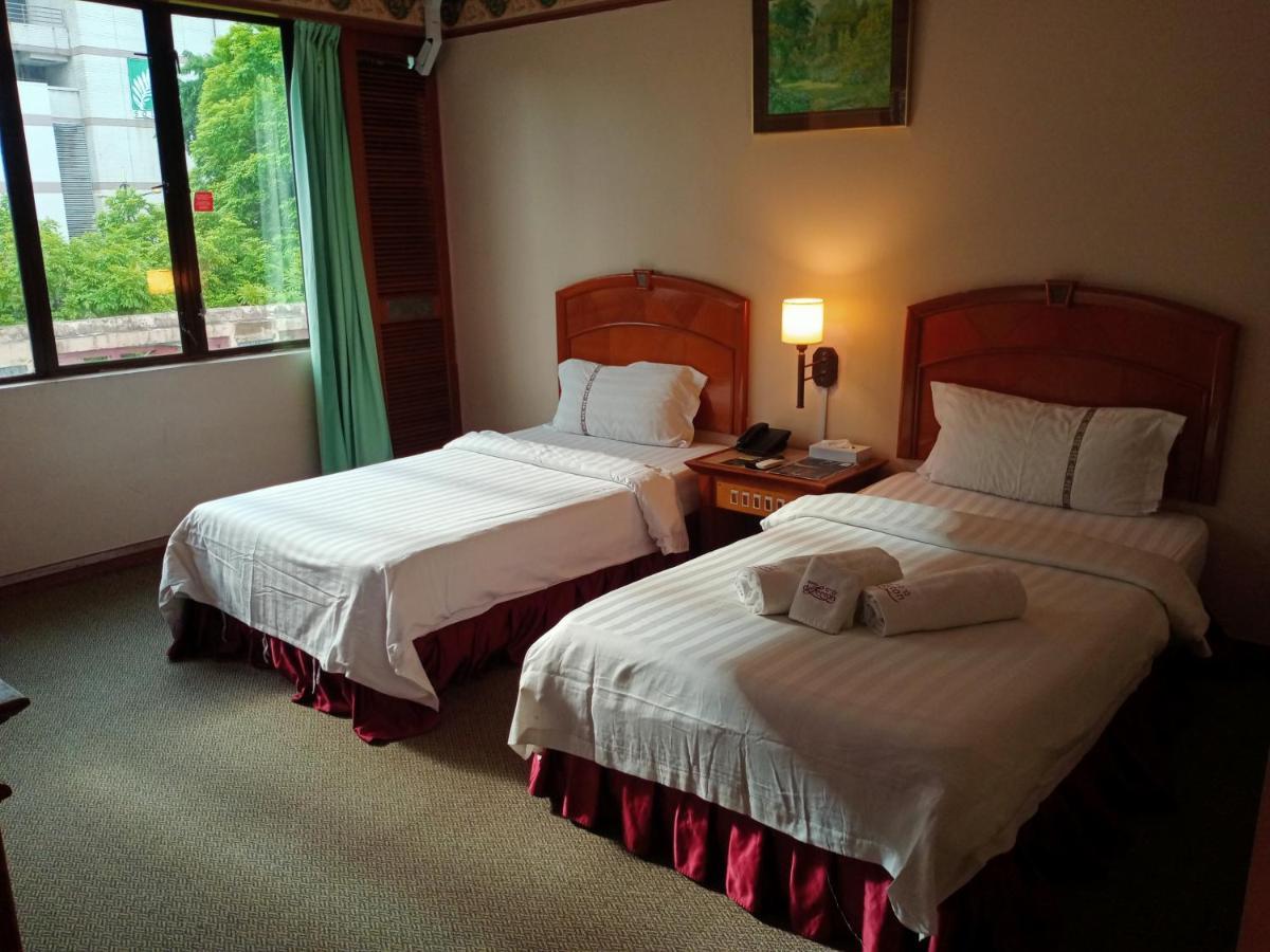 Hotel Deleeton Kota Kinabalu Kültér fotó