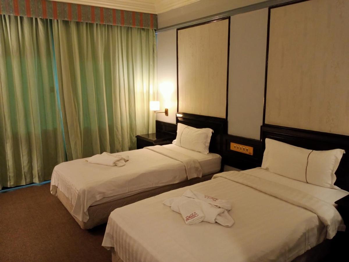 Hotel Deleeton Kota Kinabalu Kültér fotó